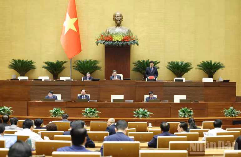 Phó Chủ tịch Quốc hội Vũ Hồng Thanh điều hành nội dung thảo luận sáng 27/11. (Ảnh: DUY LINH)