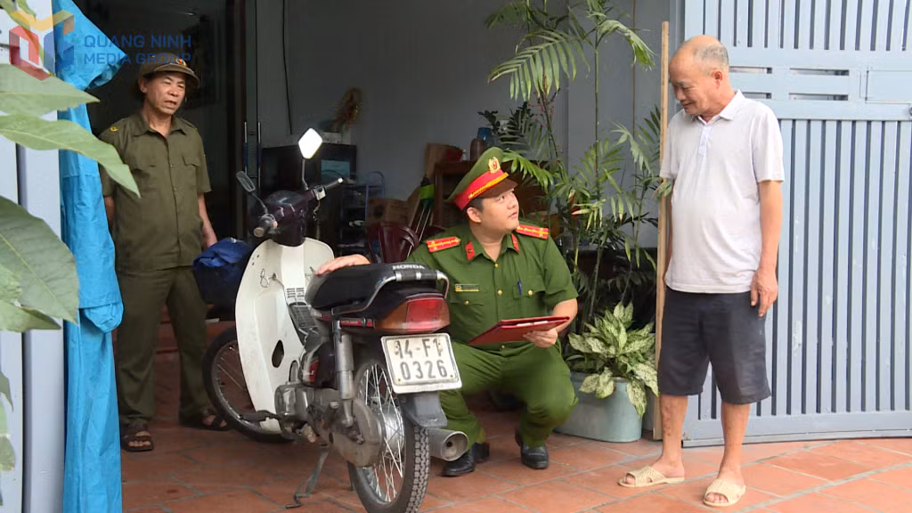 Công an phường Cao Xanh phối hợp rà soát, xác minh thông tin phương tiện với người dân trên địa bàn.