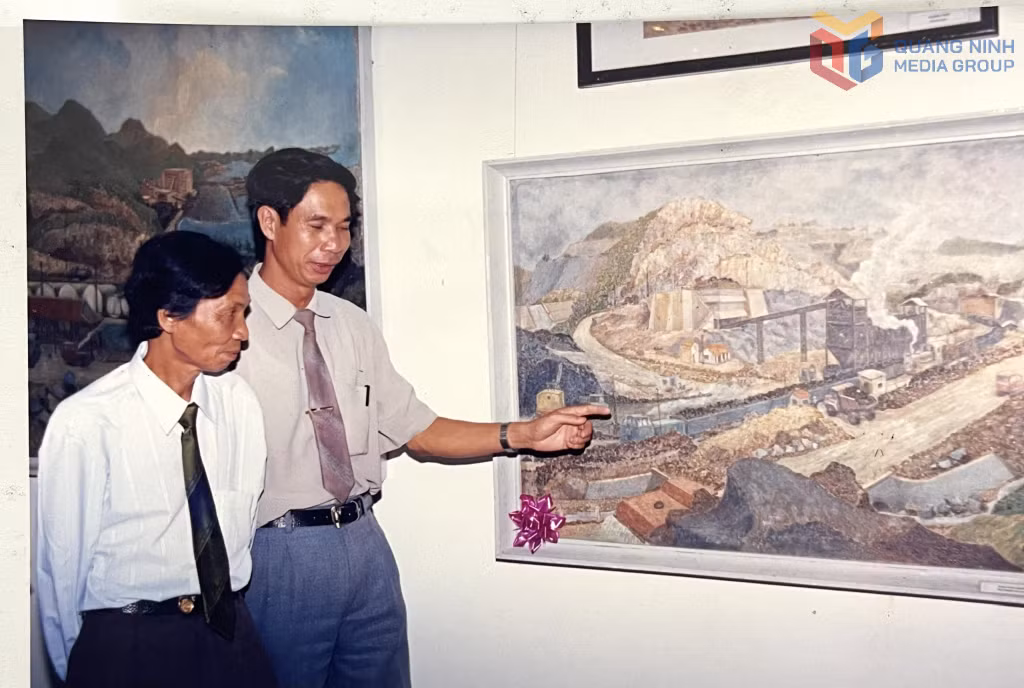 Cố hoạ sĩ Ngô Phương Cúc (ngoài cùng bên trái) và bức tranh vẽ mỏ được tặng cho ngành Than.