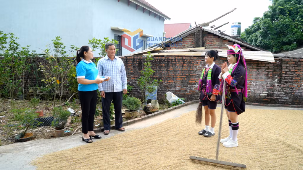 Người có uy tín ở thôn Quảng Phong 6 (xã Quảng Hà) tuyên truyền, vận động người dân phòng, chống tảo hôn.