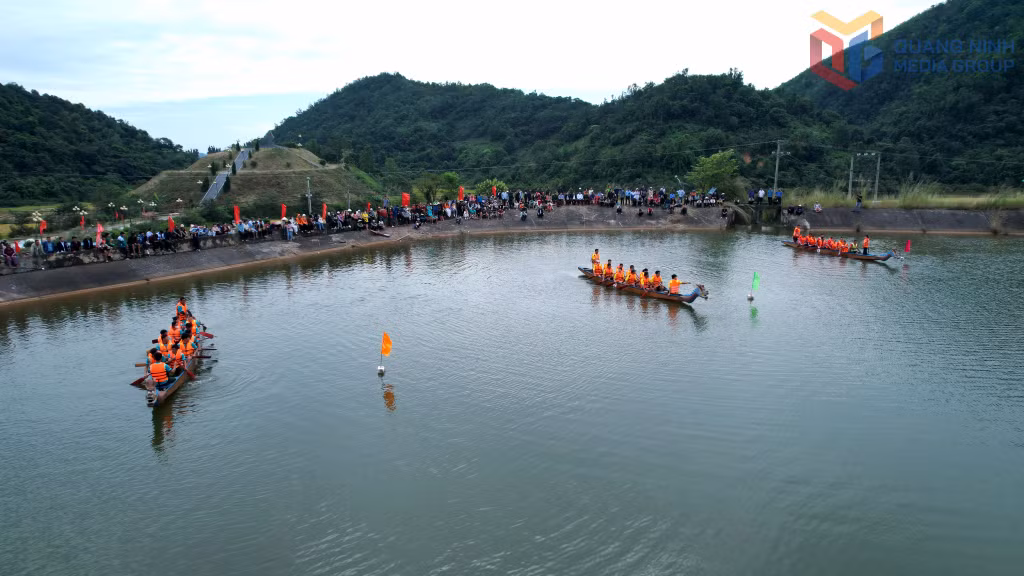 Dân dân xã Cái Chiên cổ vũ nhiệt tình cuộc thi đua thuyền trong Ngày hội đoàn kết toàn dân tộc năm 2025