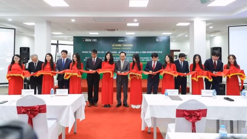 Đại sứ đặc mệnh toàn quyền Nhật Bản tại Việt Nam Ito Naoki, Giám đốc Đại học Quốc gia Hà Nội Hoàng Minh Sơn cùng các đại biểu phía Nhật Bản và Việt Nam cắt băng khai trương Trung tâm Nghiên cứu-Phát triển-Đào tạo về Khoa học và Công nghệ Phân tích tại Hòa Lạc.