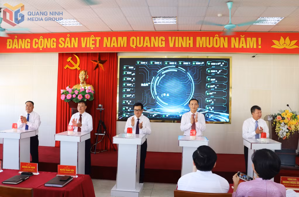 Đại biểu phường Hạ Long bấm nút khởi động hệ thống họp trực tuyến kết nối phường với các khu phố (giai đoạn 1).