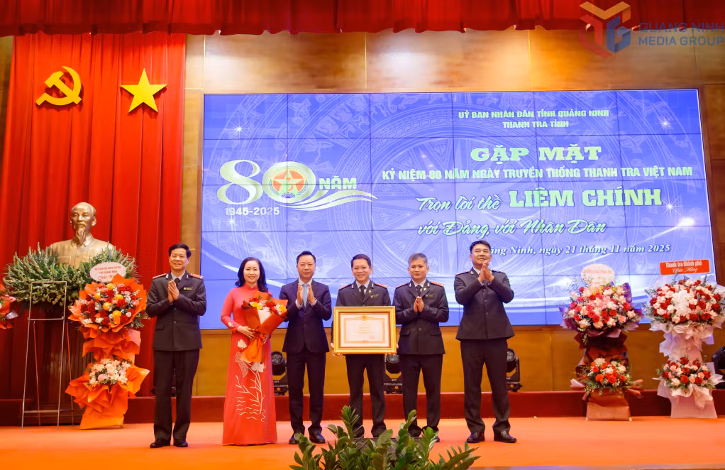 Tập thể lãnh đạo Thanh tra tỉnh đón nhận Bằng khen của Thủ tướng Chính phủ năm 2025.