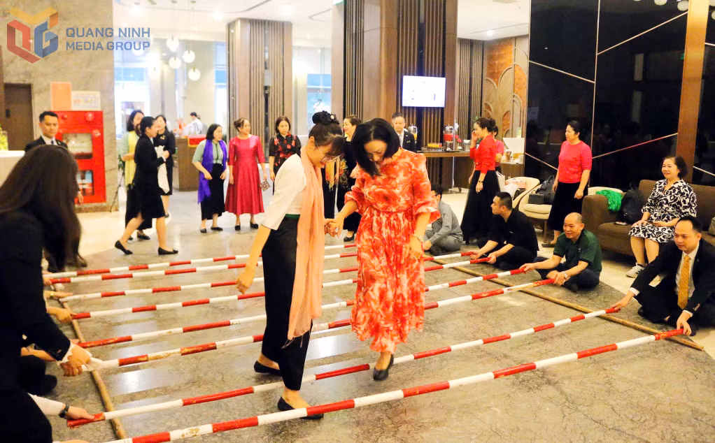 Dịp nghỉ lễ cuối năm, khách sạn Mường Thanh Luxury thường tổ chức các chương trình vui chơi, văn nghệ, ẩm thực hấp dẫn chào đón du khách.