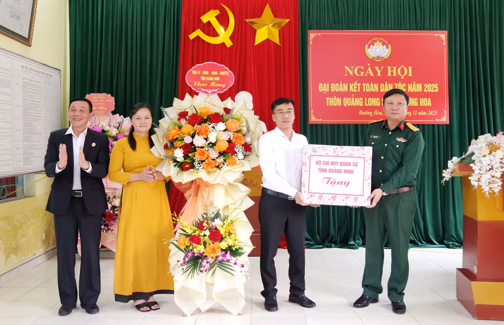 Đại tá Lê Trọng Hòa, Ủy viên Ban Thường vụ Tỉnh ủy, Chỉ huy trưởng Bộ CHQS tỉnh chúc mừng Ngày hội Đại đoàn kết tại thôn Quảng Long 8, xã Đường Hoa.