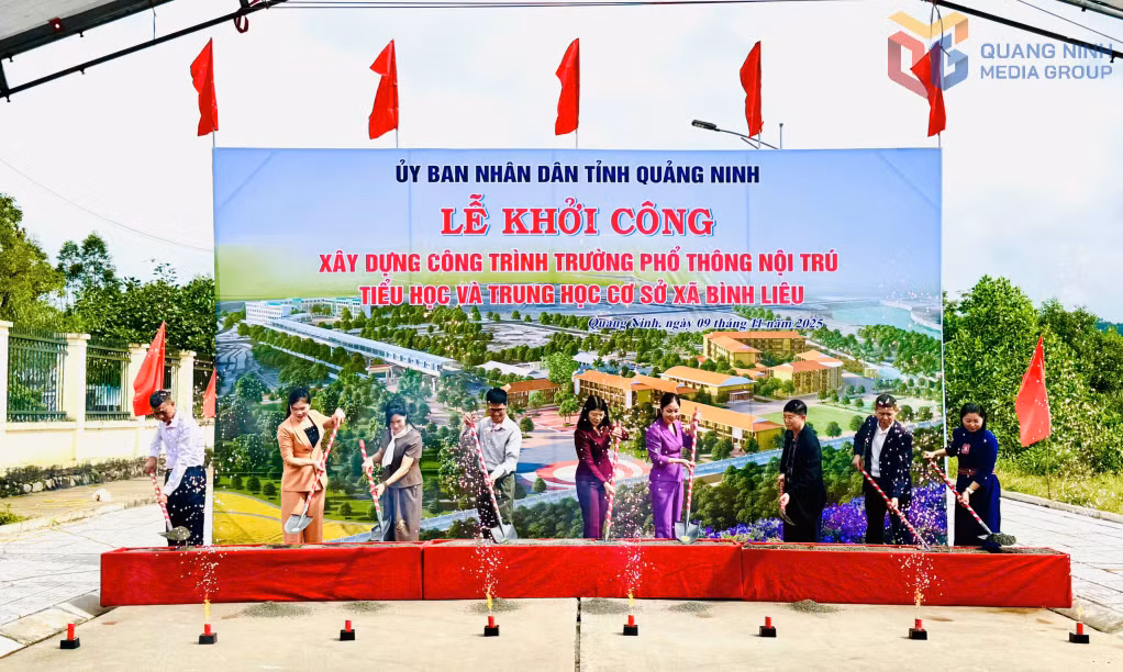 Các đại biểu thực hiện nghi thức khởi công Trường Phổ thông nội trú TH&THCS Bình Liêu.