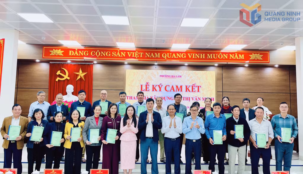 Đại diện 22 khu phố đã đăng ký và cam kết triển khai các công trình, phần việc theo tinh thần: “Mỗi khu phố một công trình, một phần việc vì cộng đồng”.