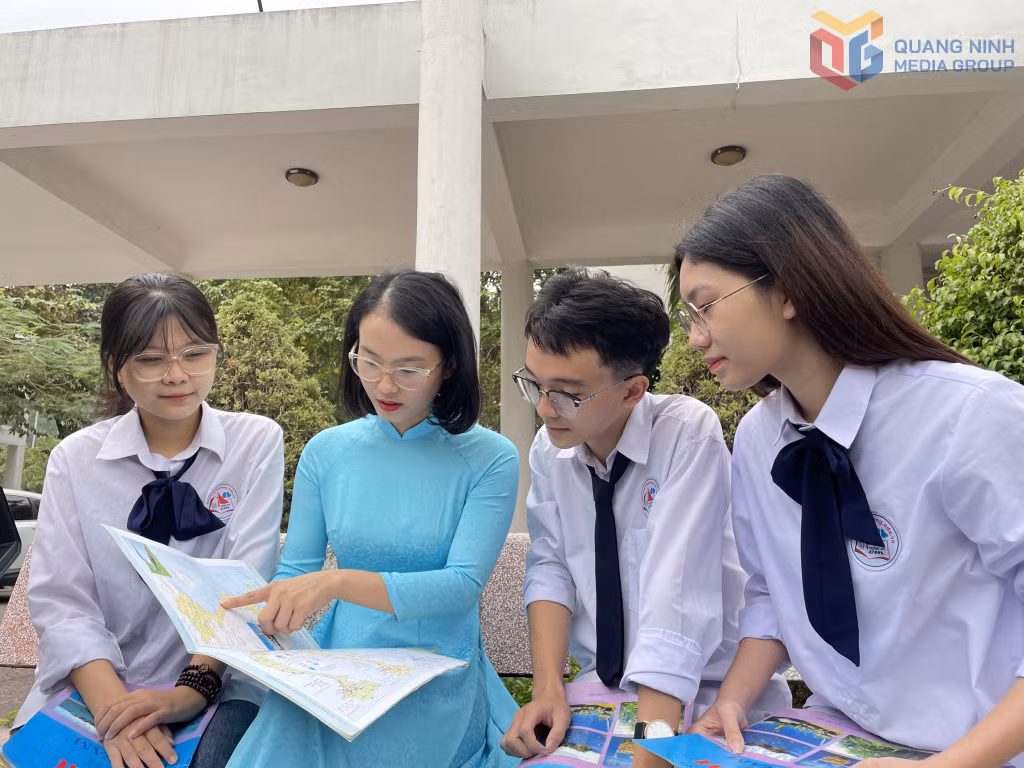 Giáo viên Trường THPT Chuyên Hạ Long hướng dẫn bài học cho học sinh.