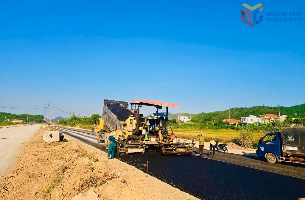 Nhà thầu thảm nhựa asphalt tuyến đường nối cầu 3 Vân Đồn đến khu tái định cư Đoàn Kết (đặc khu Vân Đồn). Ảnh: Mạnh Trường