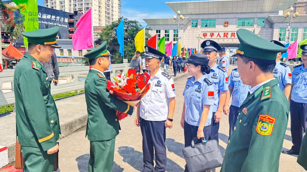 Chỉ huy các đồn biên phòng Quảng Ninh đón Đoàn đại biểu Chi đội quản lý biên giới Phòng Thành Cảng (Trung Quốc) sang thăm, hội đàm nhân dịp kỷ niệm 80 năm Ngày Quốc khánh Việt Nam. Ảnh: Nguyễn Chiến