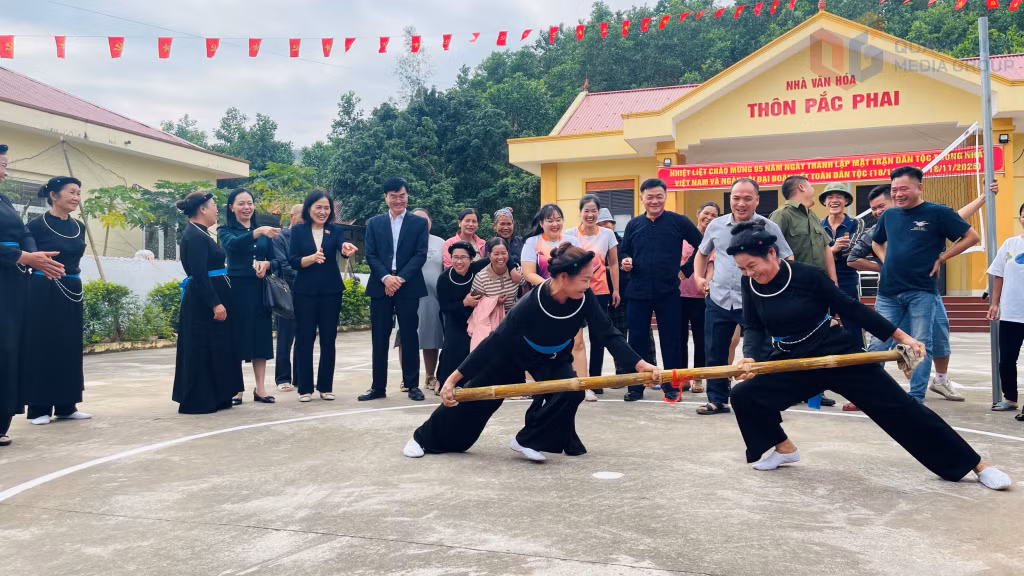 Đồng chí Trần Thị Kim Nhung - Ủy viên Thường trực Ủy ban Pháp luật và Tư pháp của Quốc hội tham dự và cổ vũ các vận động viên tham gia trò chơi dân gian trong ngày Hội Đại đoàn kết các dân tộc ở thôn Pắc Phai.