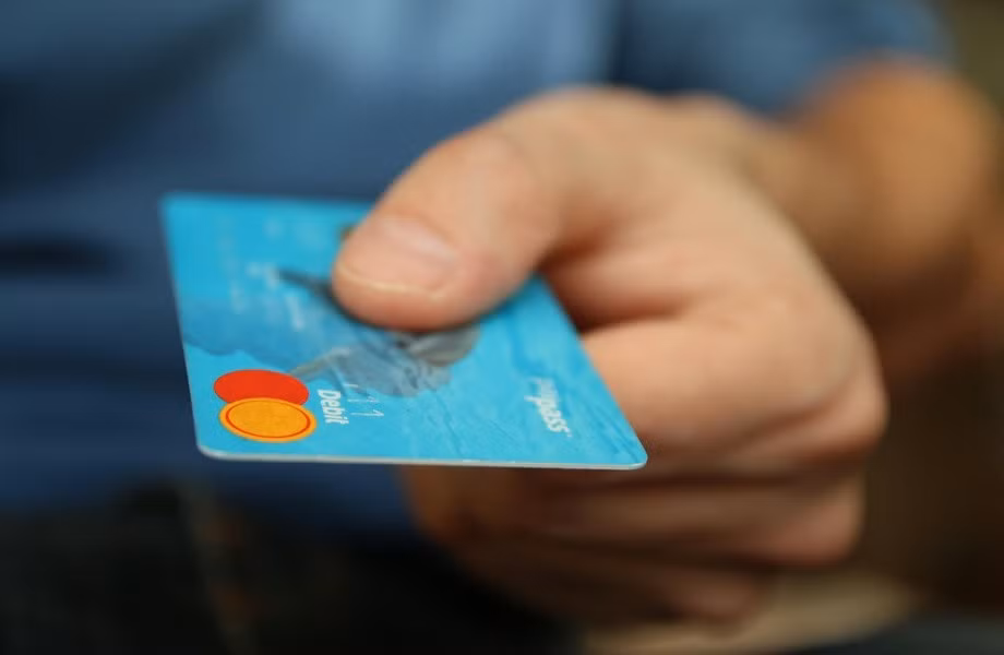 Lãi suất thẻ tín dụng quốc tế dành cho khách hàng cá nhân được điều chỉnh tăng tại Vietcombank, VietinBank, BIDV. Ảnh: Pexels.
