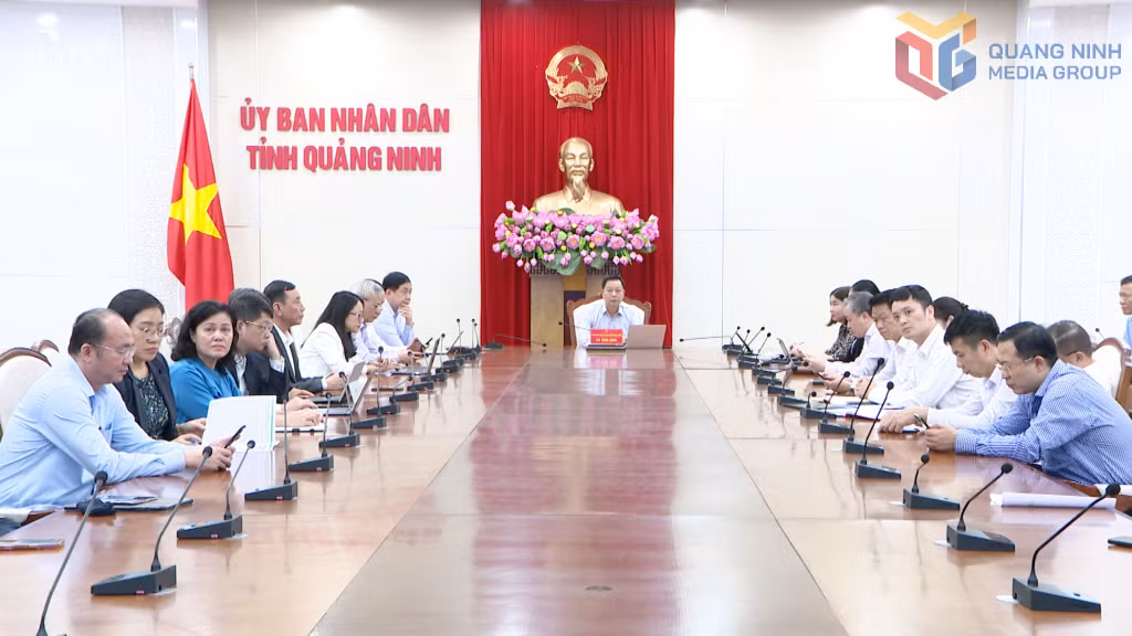 Đồng chí Lê Văn Ánh, Phó Chủ tịch UBND tỉnh và các sở, ngành dự buổi Lễ tại điểm cầu tỉnh Quảng Ninh. 