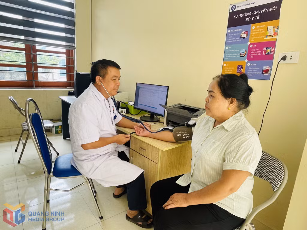 Khám bệnh cho nhân dân tại Trạm Y tế xã Đông Ngũ.