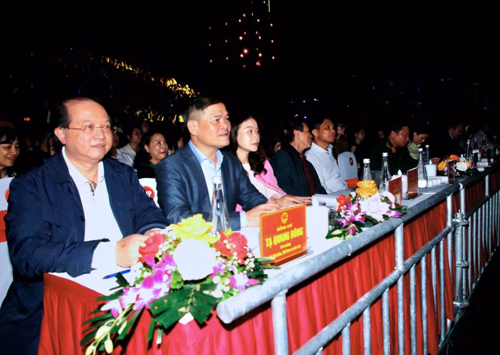 Lãnh đạo Bộ Văn hóa, Thể thao và Du lịch, tỉnh Quảng Ninh theo dõi chương trình.