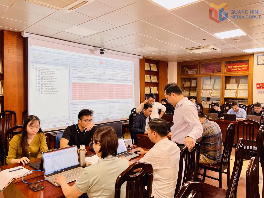 Tổ công tác thực hiện Chiến dịch làm giàu, làm sạch cơ sở dữ liệu quốc gia về đất đai tỉnh thực hiện chuẩn hoá dữ liệu để đáp ứng yêu cầu đầu vào của phần mềm quản lý cơ sở dữ liệu quốc gia về đất đai.