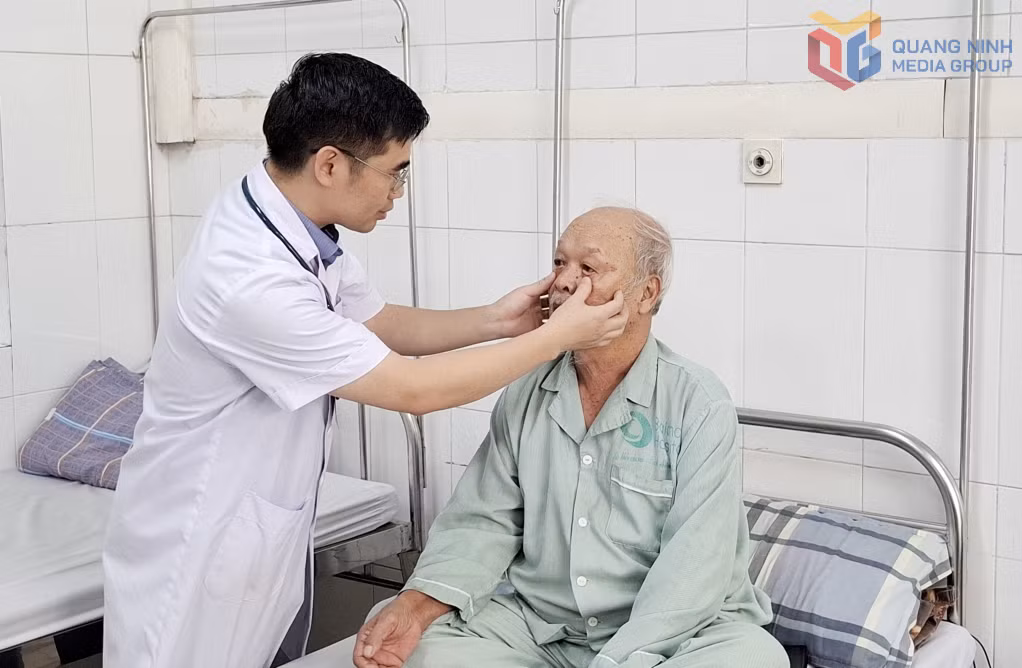 Bác sĩ Khoa Tim mạch, Bệnh viện Bãi Cháy khám, kiểm tra sức khỏe cho ông Lê Đức Đợi (phường Phong Cốc) sau khi được điều trị, sức khỏe ổn định.