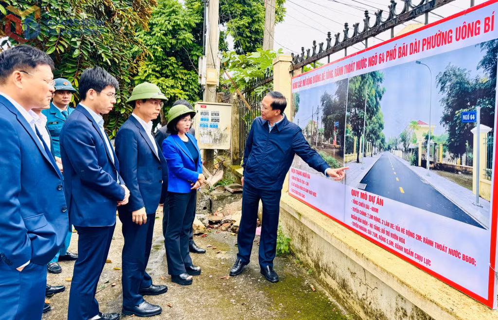 Đoàn công tác nghiên cứu phương án phối cảnh đầu tư cải tạo, nâng cấp đường bê tông, rãnh thoát nước Ngõ 64, phố Bãi Dài, phường Uông Bí.