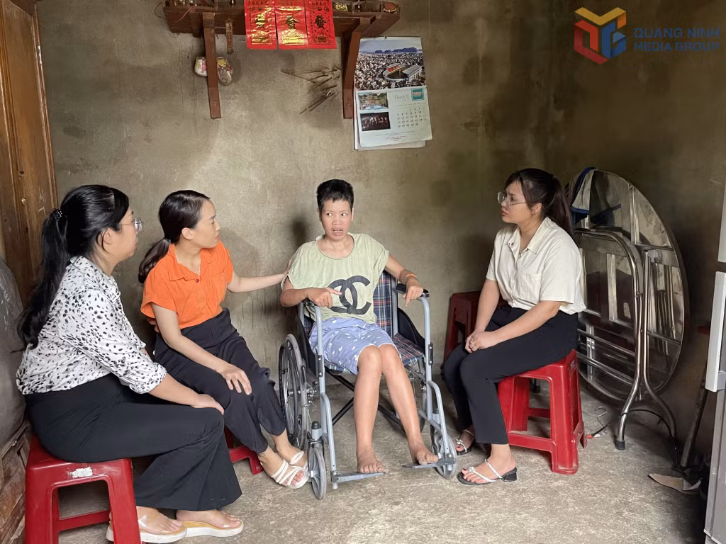 Cán bộ Hội Phụ nữ xã Quảng Tân thăm hỏi, động viên, trao tặng xe lăn cho hội viên phụ nữ khuyết tật trên địa bàn.