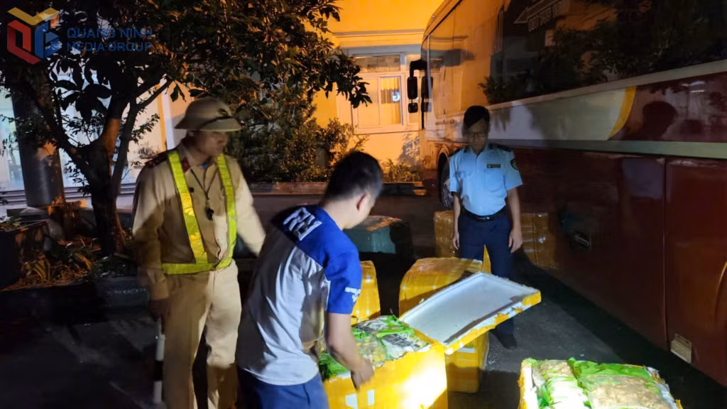 Nằm chắc tuyến, địa bàn rạng sáng ngày 28/10 Đội CSGT đường bộ số 1, Phòng CSGT đã bắt giữ hơn 350 kg thực phẩm cùng nhiều đồ chơi trẻ không rõ nguồn gốc xuất xứ được vận chuyển bằng xe khách.