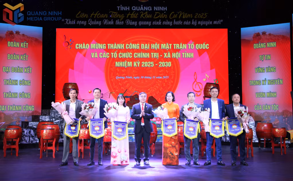 Ban Tổ chức trao cờ lưu niệm cho 7 đội thi tham gia Liên hoan Tiếng hát khu dân cư tỉnh Quảng Ninh năm 2025.
