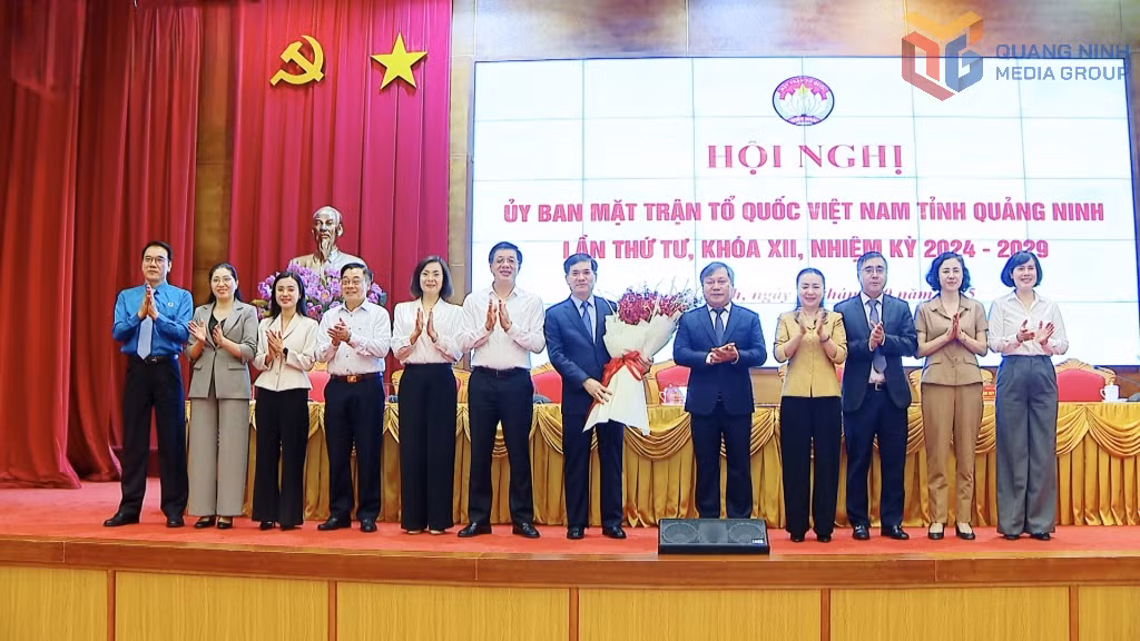Các đồng chí lãnh đạo tỉnh, Thường trực Ủy ban MTTQ tỉnh tặng hoa chúc mừng đồng chí Vũ Quyết Tiến, Phó Bí thư Tỉnh ủy, Chủ tịch Ủy ban MTTQ tỉnh.