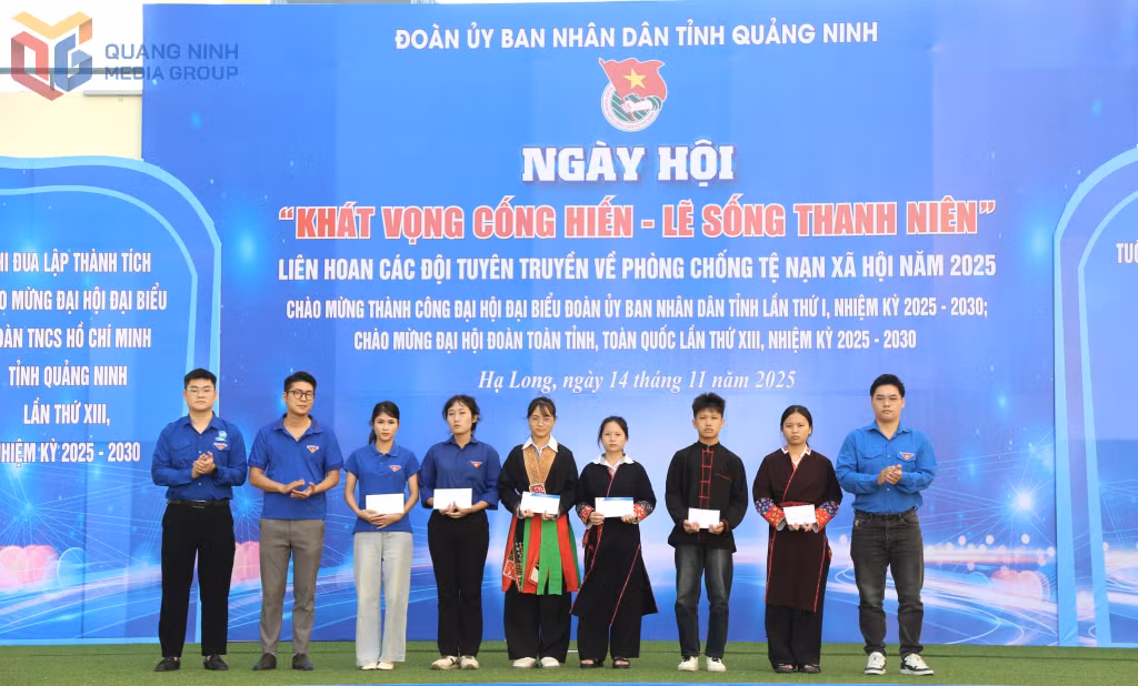 Trao quà cho các học sinh có hoàn cảnh khó khăn, nỗ lực vươn lên trong cuộc sống.