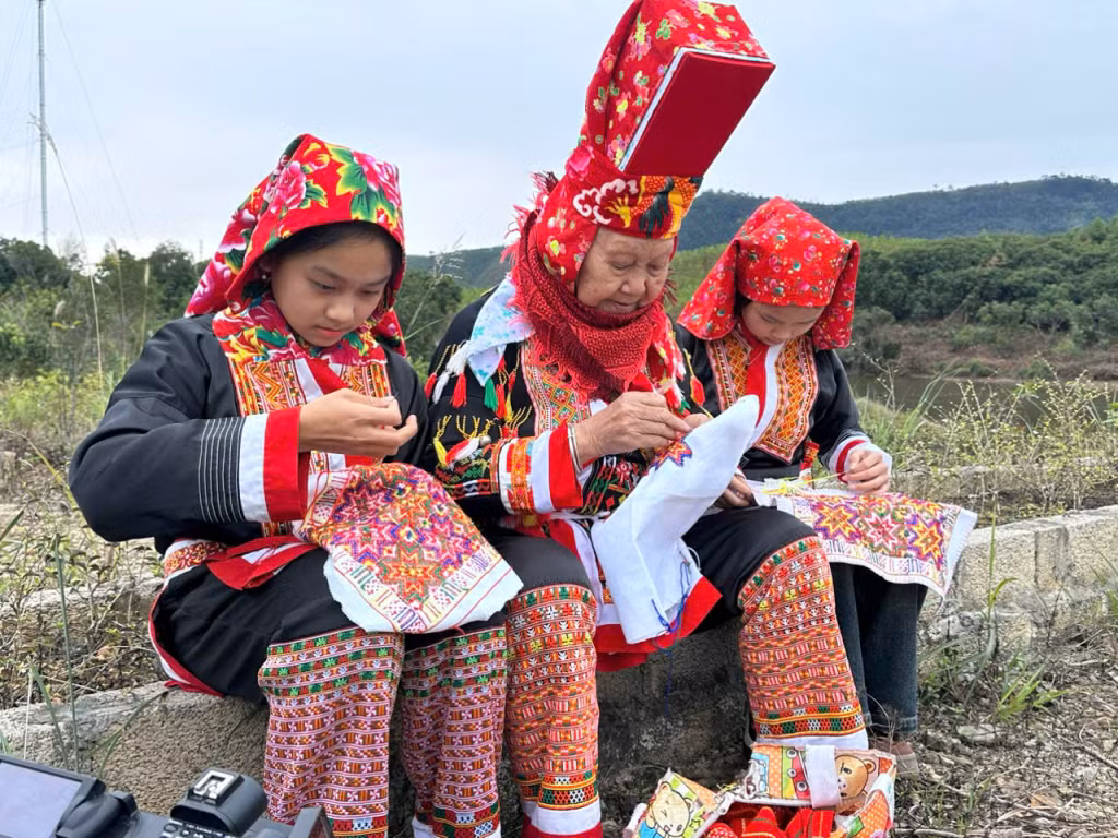 Trao truyền nghệ thuật thêu may truyền thống người Dao tại xã Tiên Yên.