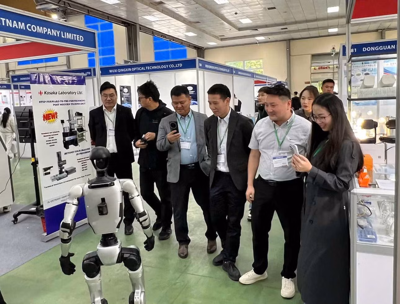 Robot hình người trình diễn tại triển lãm GEIMS Việt Nam 2025. Ảnh: Anh Tuấn