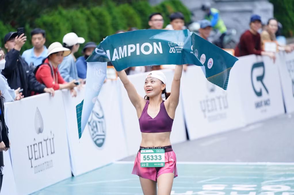 Phạm Thị Bạn, nhà vô địch cưn ly 5km nữ về đích.