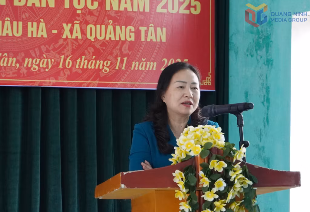 Đồng chí Vi Ngọc Bích, Ủy viên Ban Thường vụ, Trưởng Ban Tổ chức Tỉnh ủy, phát biểu tại Ngày hội Đại đoàn kết toàn dân tộc thôn Châu Hà, xã Quảng Tân.