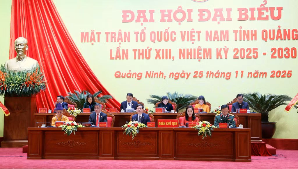 Đoàn Chủ tịch điều hành Đại hội.