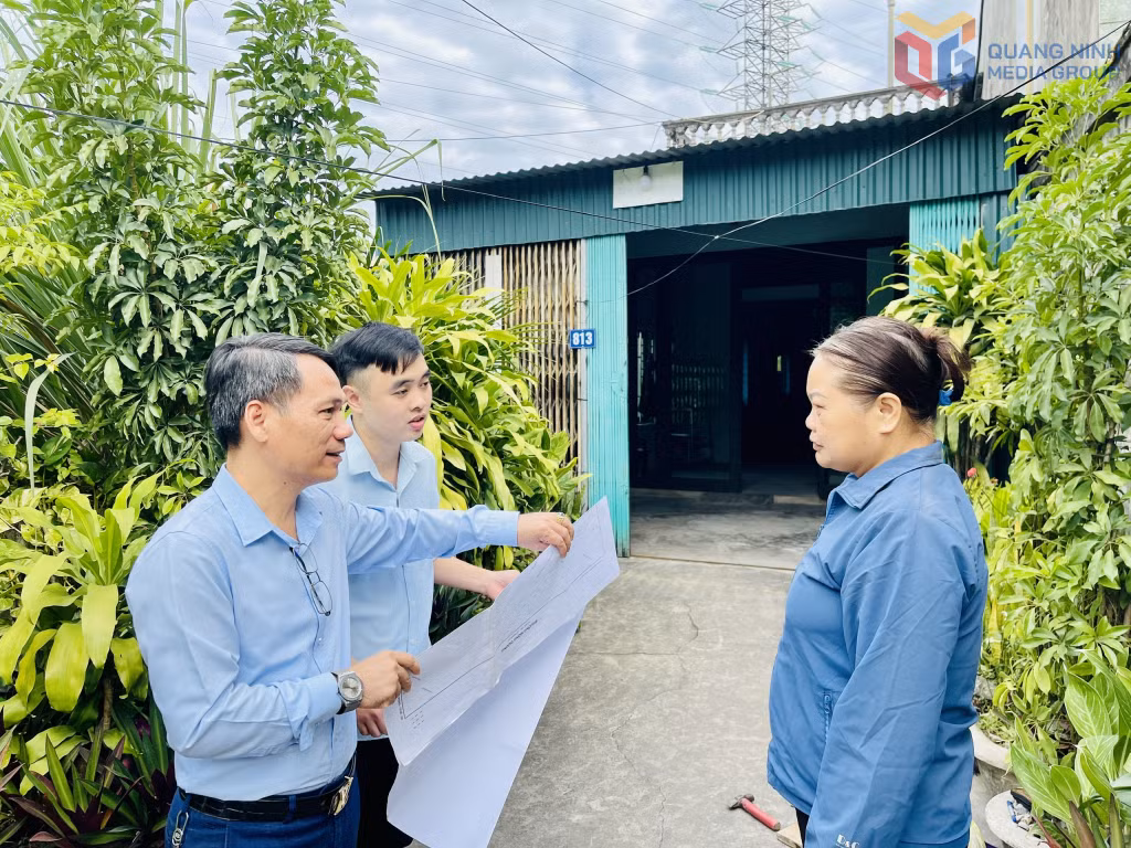 Tổ công tác Chiến dịch làm giàu, làm sạch dữ liệu đất đai phường Mông Dương giải thích cho người dân trên địa phương về ý nghĩa và mục đích của chiến dịch.