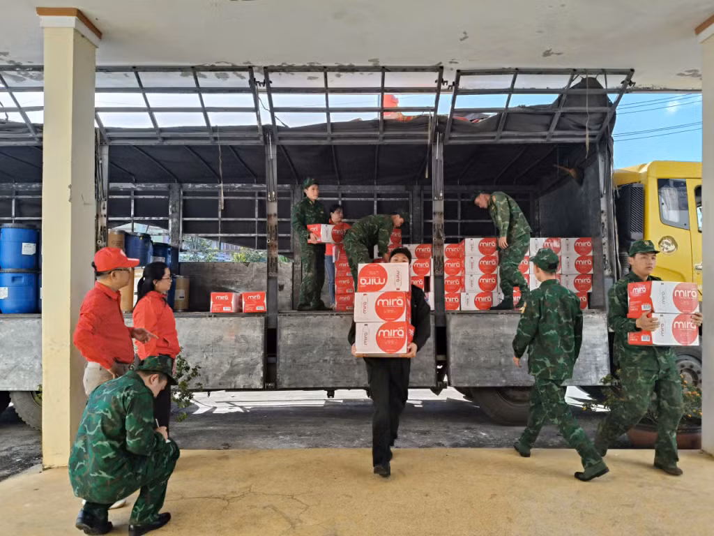 Hàng hoá hỗ trợ nhanh chóng được bốc xếp kịp thời cấp phát cho nhân dân 