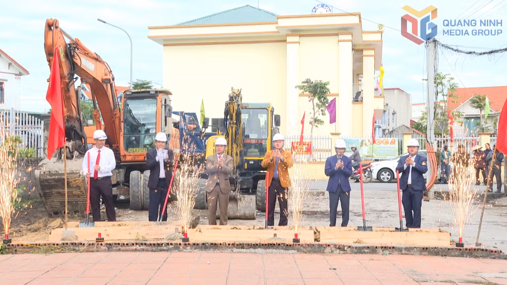 Lãnh đạo phường Việt Hưng khởi công dự án Đầu tư xây dựng khu vui chơi, thể dục thể thao tại khu Hà Khẩu 5.