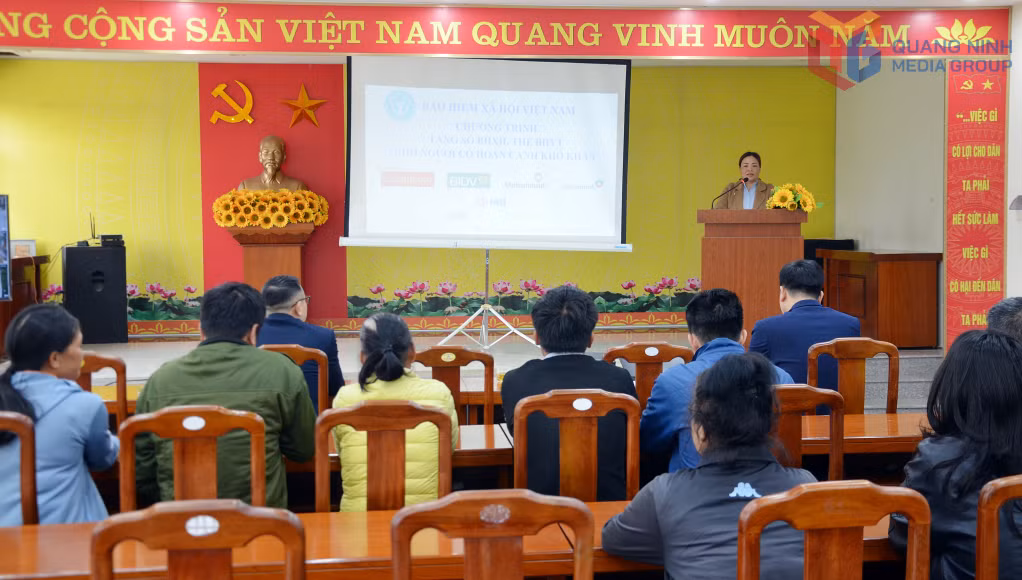 Chính quyền và nhà hảo tâm hỗ trợ thẻ BHYT cho gia đình hoàn cảnh khó khăn trên địa bàn thị trấn Ba Chẽ cuối năm 2024.