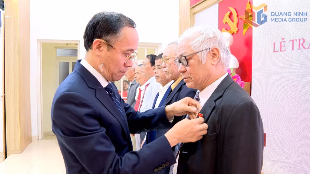 Đồng chí Dương Mạnh Cường, Ủy viên Ban Thường vụ Tỉnh ủy, Chánh Văn phòng Tỉnh uỷ đã trao Huy hiệu Đảng cho các đảng viên thuộc Đảng bộ phường Mông Dương. 