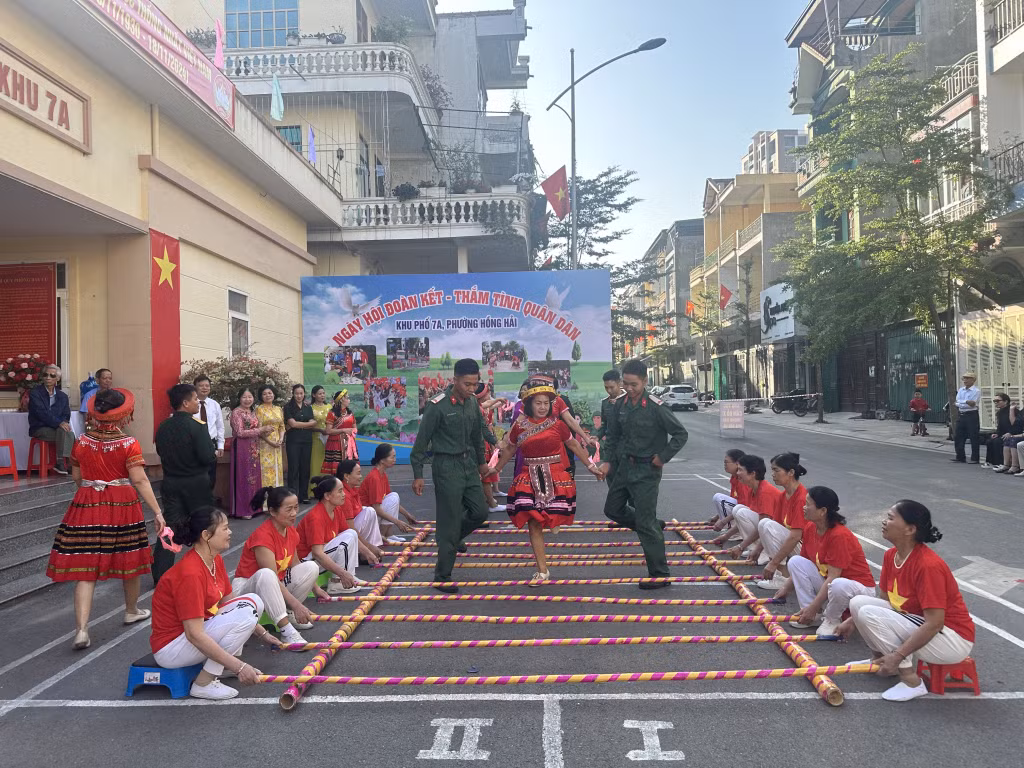 Quân và dân khu phố 7A, phường Hồng Hải, TP Hạ Long cũ nay là phường Hạ Long vui mừng trong điệu nhảy sạp tại Ngày hội Đại đoàn kết toàn dân tộc năm 2024.