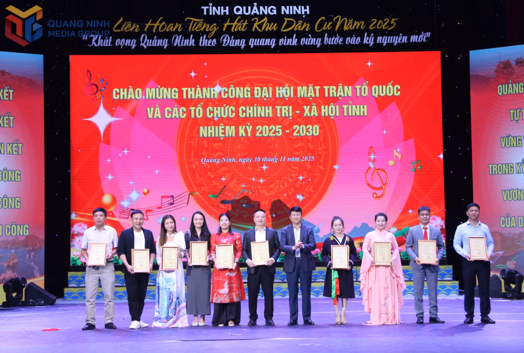 Ban Tổ chức trao giải B cho các tiết mục.