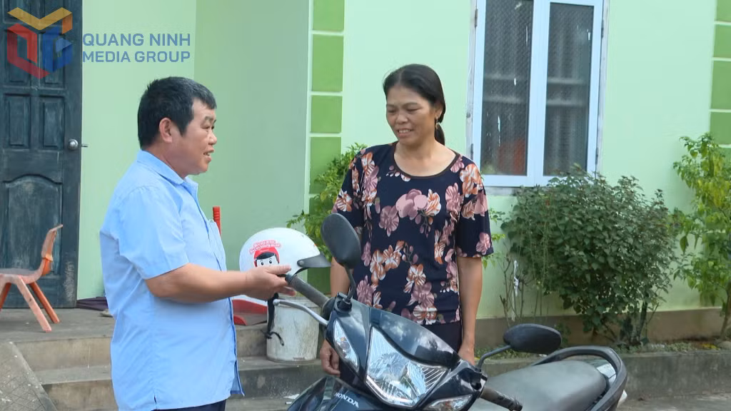 Ông Lương Đức Long, Bí thư Chi bộ, Trưởng thôn Pắc Pò (xã Lục Hồn) tuyên truyền Luật Trật tự, ATGT cho người dân.