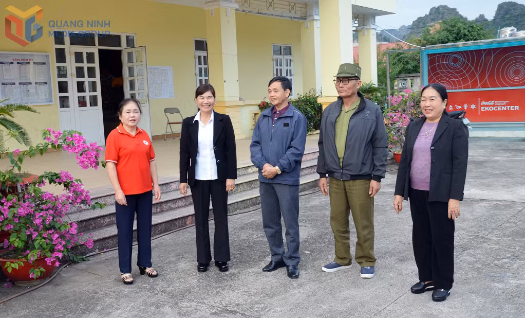 CCB Nguyễn Văn Bội (giữa) Bí thư Chi bộ, Trưởng Khu phố Hà Phong 8, trao đổi với các chi hội đoàn thể khu phố về thực hiện các nhiệm vụ dịp cuối năm 2025.