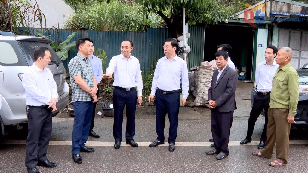 Đồng chí Dương Mạnh Cường, Ủy viên Ban Thường vụ Tỉnh ủy, Chánh Văn phòng Tỉnh ủy kiểm tra một số điểm chuẩn bị đầu tư các dự án nâng cấp khu dân cư hiện hữu trên địa bàn phường Mông Dương.