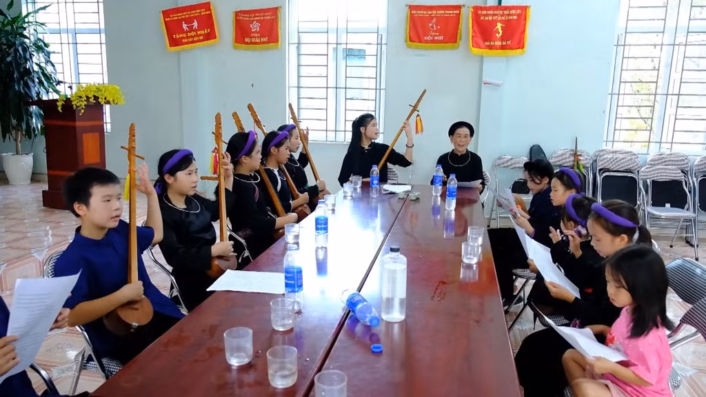 Câu lạc bộ hát Then, thôn Nà Làng, xã Bình Liêu. (Ảnh: Cơ sở cung cấp)