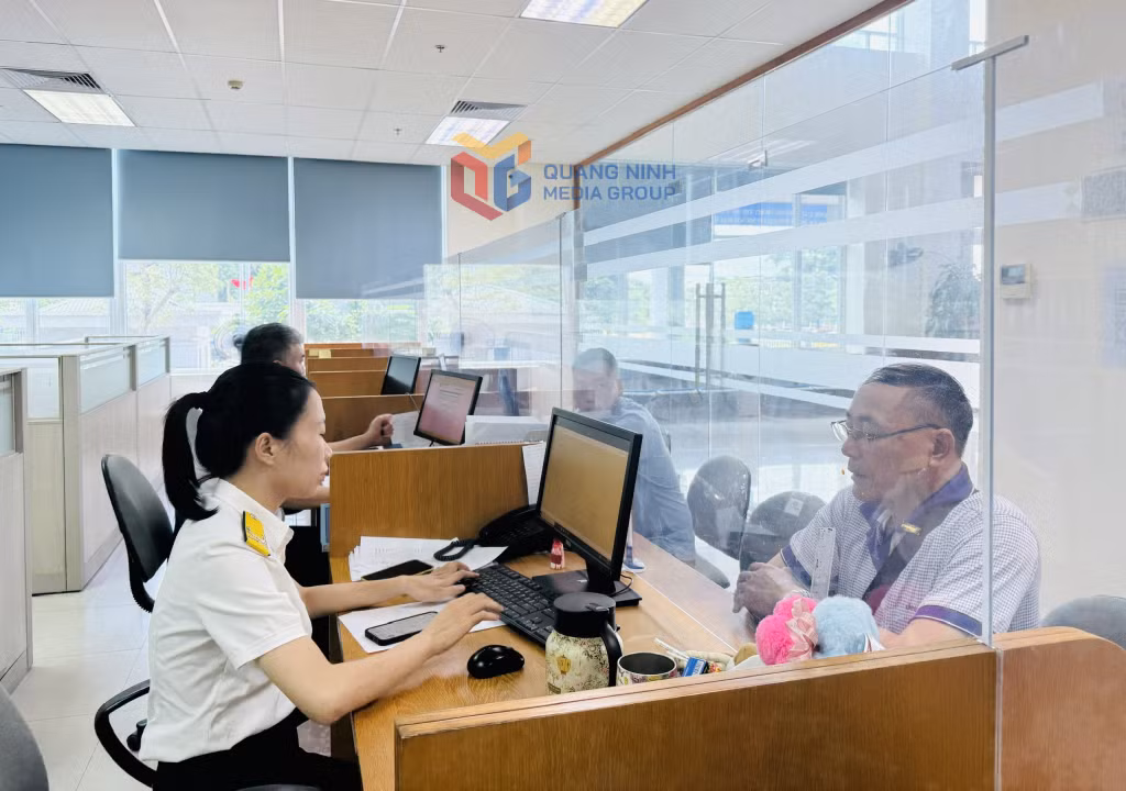 Cán bộ Thuế Quảng Ninh hướng dẫn người dân, doanh nghiệp thực hiện các thủ tục hành chính thuế.