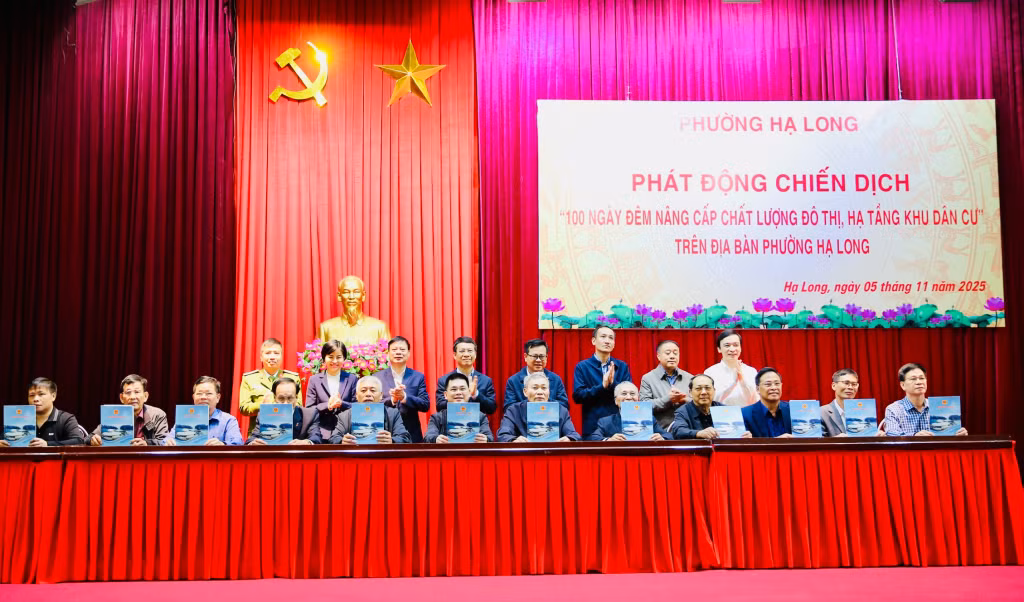 Đại diện các khu phố trên địa bàn phường Hạ Long ký cam kết thực hiện Chiến dịch “100 ngày đêm nâng cấp chất lượng đô thị, hạ tầng khu dân cư”. Đồng chí Nguyễn Hồng Dương, Uỷ viên Ban Thường vụ Tỉnh uỷ, Trương Ban Tuyên giáo và Dân vận Tỉnh uỷ chứng kiến lễ ký kết.