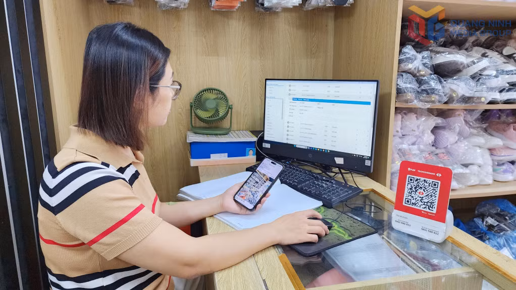 Chị Vũ Bích Thảo, chủ cửa hàng Thảo Bitis đang cập nhật các đơn hàng được khách hàng đặt mua trên MXH vào phần mềm quản lý bán hàng của cửa hàng.
