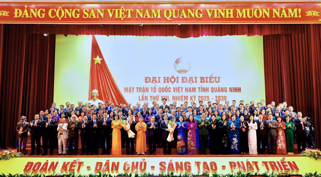 Các đồng chí lãnh đạo Trung ương, lãnh đạo tỉnh tặng qua chúc mừng các đồng chí Ủy viên Ủy ban MTTQ tỉnh Quảng Ninh lần thứ XIII, nhiệm kỳ 2025-2030.