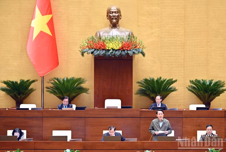 Bộ trưởng Công an Lương Tam Quang phát biểu giải trình, làm rõ một số nội dung đại biểu Quốc hội quan tâm. (Ảnh: DUY LINH)