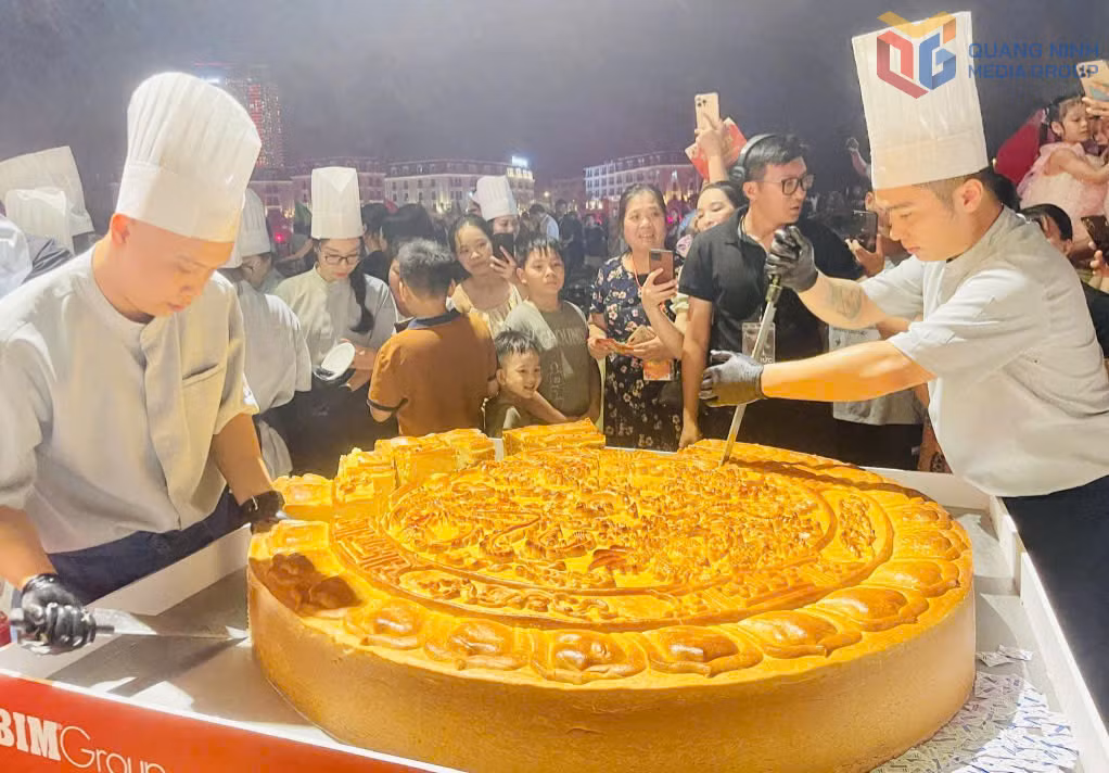 Chiếc bánh Trung thu khổng lồ được những nghệ nhân tài hoa chế tác phục vụ Lễ hội Trăng rằm Thu Fest 2025. Ảnh: Hoàng Nga
